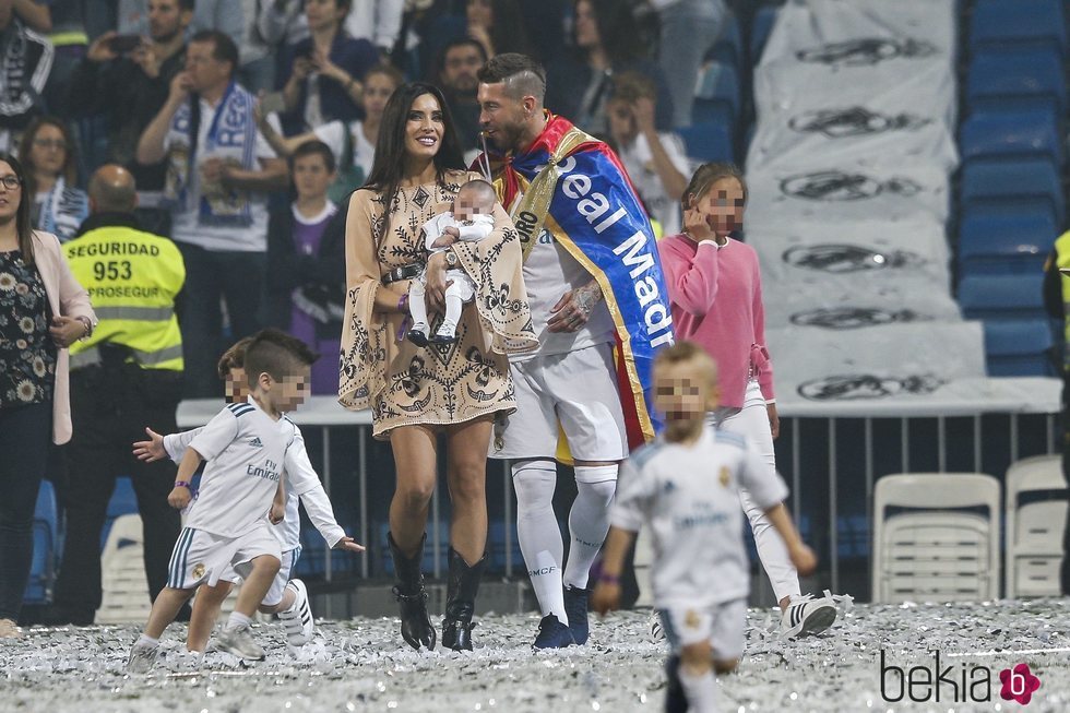 Sergio Ramos con Pilar Rubio y sus tres hijos celebrando la victoria del Real Madrid