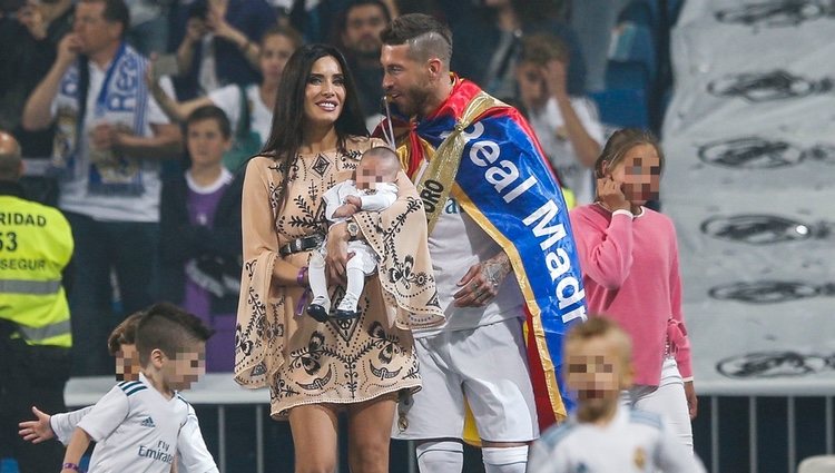 Sergio Ramos con Pilar Rubio y sus tres hijos celebrando la victoria del Real Madrid