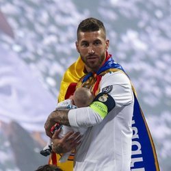 Sergio Ramos con su hijo Alejandro en brazos celebrando la Champions League 2018