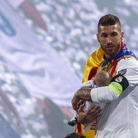 Sergio Ramos con su hijo Alejandro en brazos celebrando la Champions League 2018