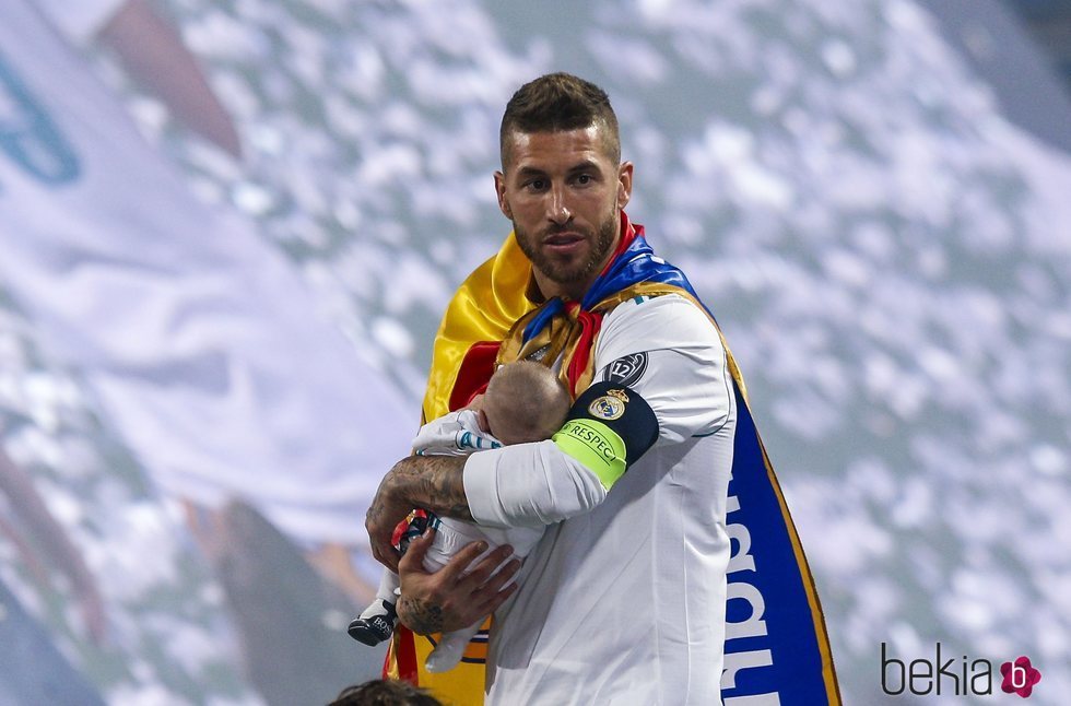 Sergio Ramos con su hijo Alejandro en brazos celebrando la Champions League 2018