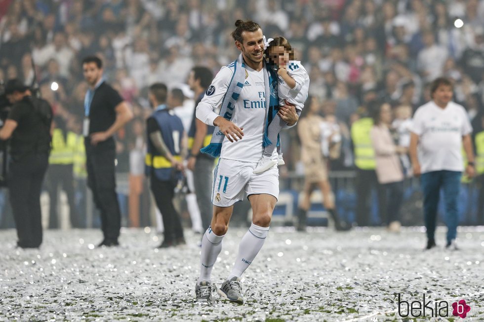 Gareth Bale con su hija Nava Valentina celebrando en el Santiago Bernabéu la Champions 2018