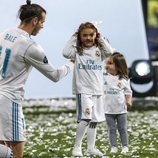 Gareth Bale con sus hijas Alba Violet y Nava Valentina celebrando en el Santiago Bernabéu la Champions 2018