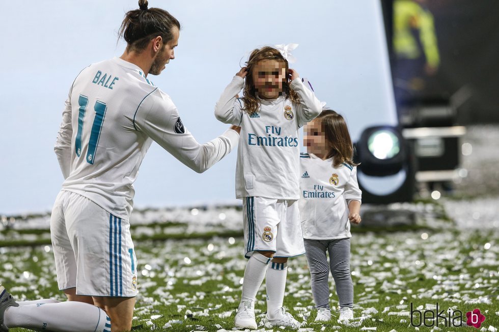 Gareth Bale con sus hijas Alba Violet y Nava Valentina celebrando en el Santiago Bernabéu la Champions 2018