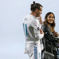 Gareth Bale y Emma Rhys-Jones con sus dos hijos pequeños celebrando en el Santiago Bernabéu la Champions 2018