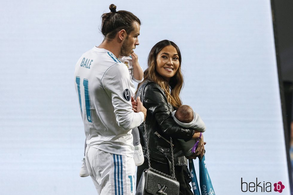 Gareth Bale y Emma Rhys-Jones con sus dos hijos pequeños celebrando en el Santiago Bernabéu la Champions 2018