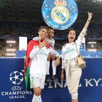 Georgina Rodríguez y Cristiano Ronaldo Jr celebrando con Cristiano Ronaldo la Champions Legaue 2018