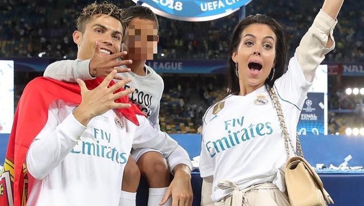 Georgina Rodríguez y Cristiano Ronaldo Jr celebrando con Cristiano Ronaldo la Champions Legaue 2018