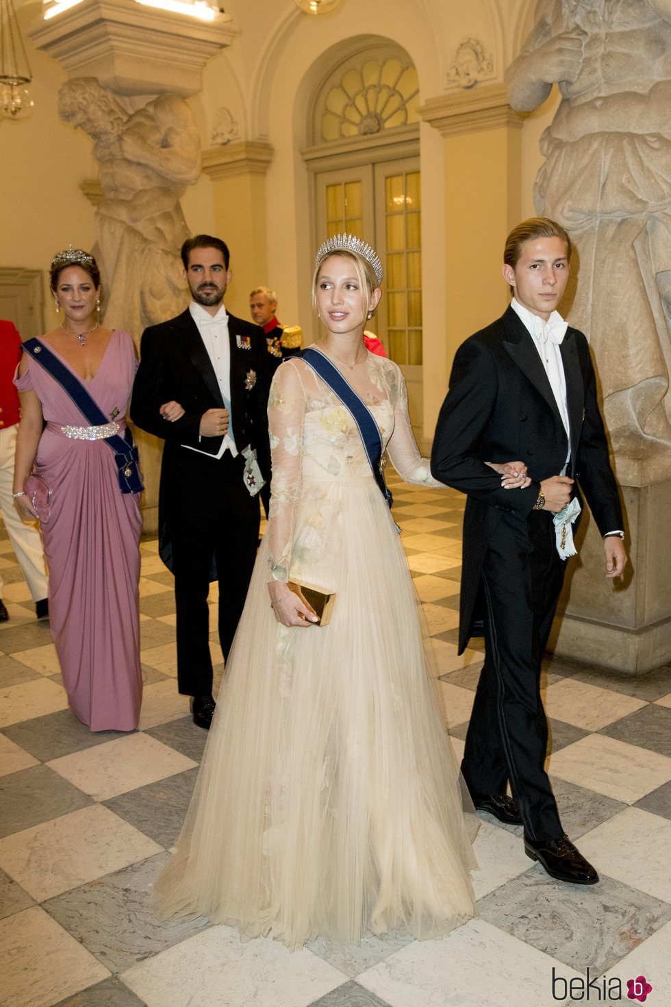 Olympia, Tino, Theodora y Felipe de Grecia en la cena de gala del 50 cumpleaños de Federico de Dinamarca