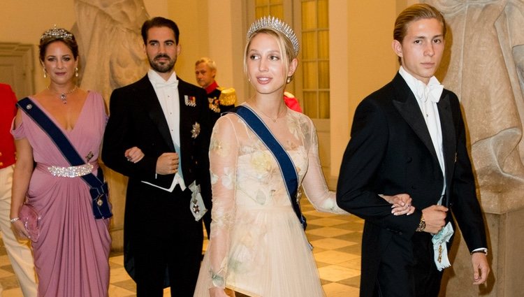 Olympia, Tino, Theodora y Felipe de Grecia en la cena de gala del 50 cumpleaños de Federico de Dinamarca