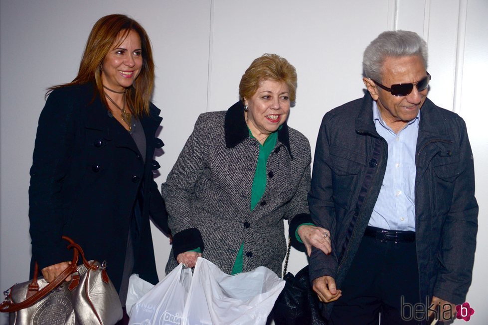 Lucila y William Mebarak con Nidia Ripoll de paseo por Barcelona