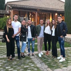 Elena Galera, Sergio Busquets, Romarey Ventura, Jordi Alba, Thiago Alcántara, Julia Vigas, Melissa Jiménez y Marc Bartra comiendo en la Costa Brava