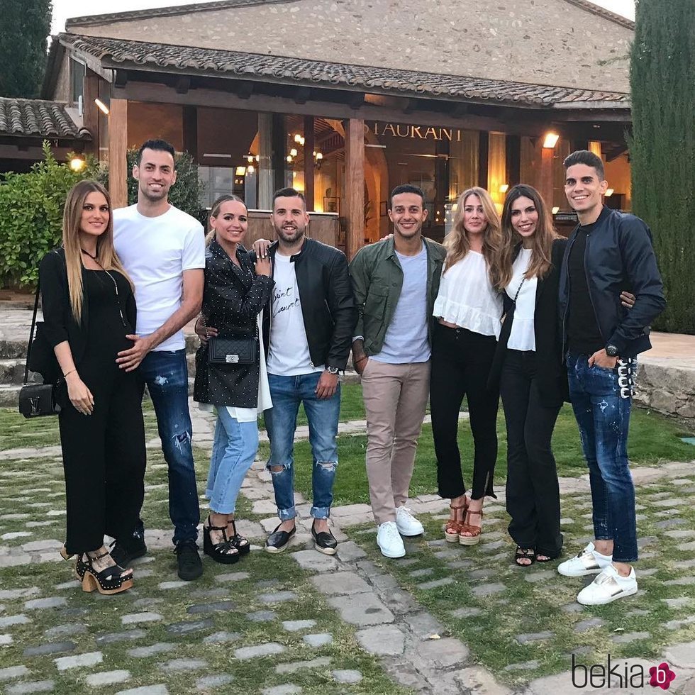 Elena Galera, Sergio Busquets, Romarey Ventura, Jordi Alba, Thiago Alcántara, Julia Vigas, Melissa Jiménez y Marc Bartra comiendo en la Costa Brava