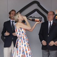 Charlene de Mónaco bebiendo de la botella de champán del ganador del Gran Premio de Mónaco de F1