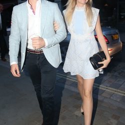 James Blunt y Sofia Wellesley llegando a la fiesta del 50 cumpleaños de Kylie Minogue