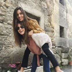 Isabel Jiménez y Sara Carbonero divirtiéndose juntas en Navalacruz