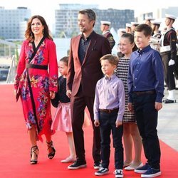 Federico y Mary de Dinamarca con sus hijos en el concierto por el 50 cumpleaños de Federico de Dinamarca