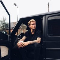 Loris Karius posando en un coche