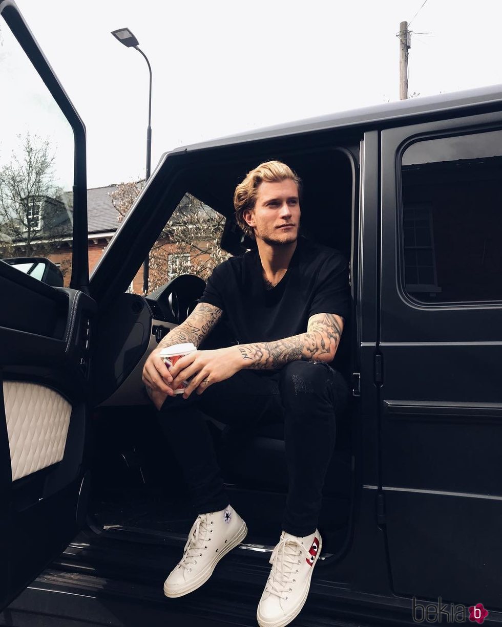 Loris Karius posando en un coche