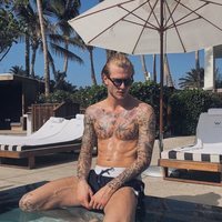 Loris Karius presume de torso desnudo en la piscina