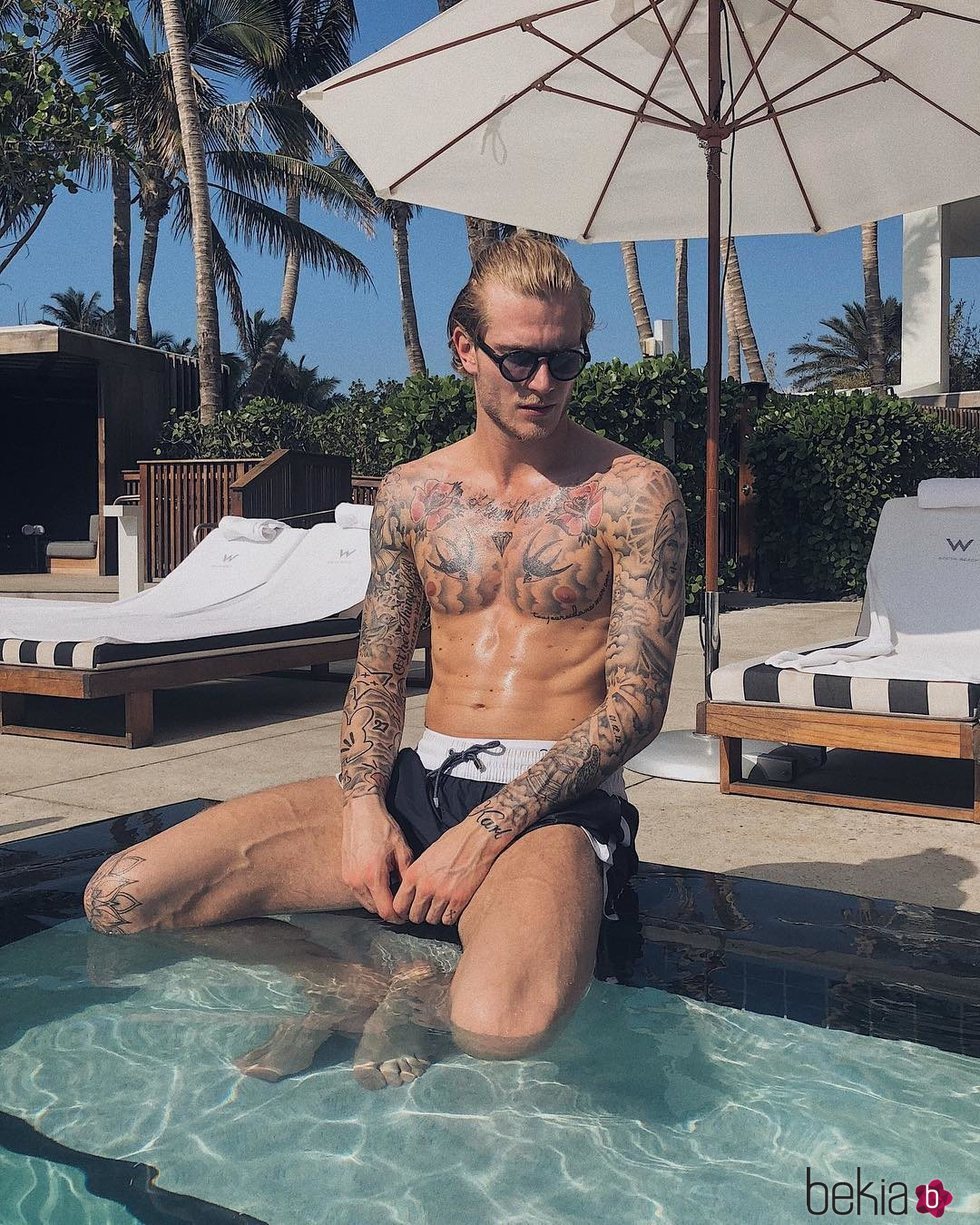 Loris Karius presume de torso desnudo en la piscina