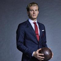 Loris Karius con traje