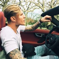 Loris Karius conduciendo un descapotable