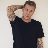 Loris Karius, con mirada seductora y sonrisa