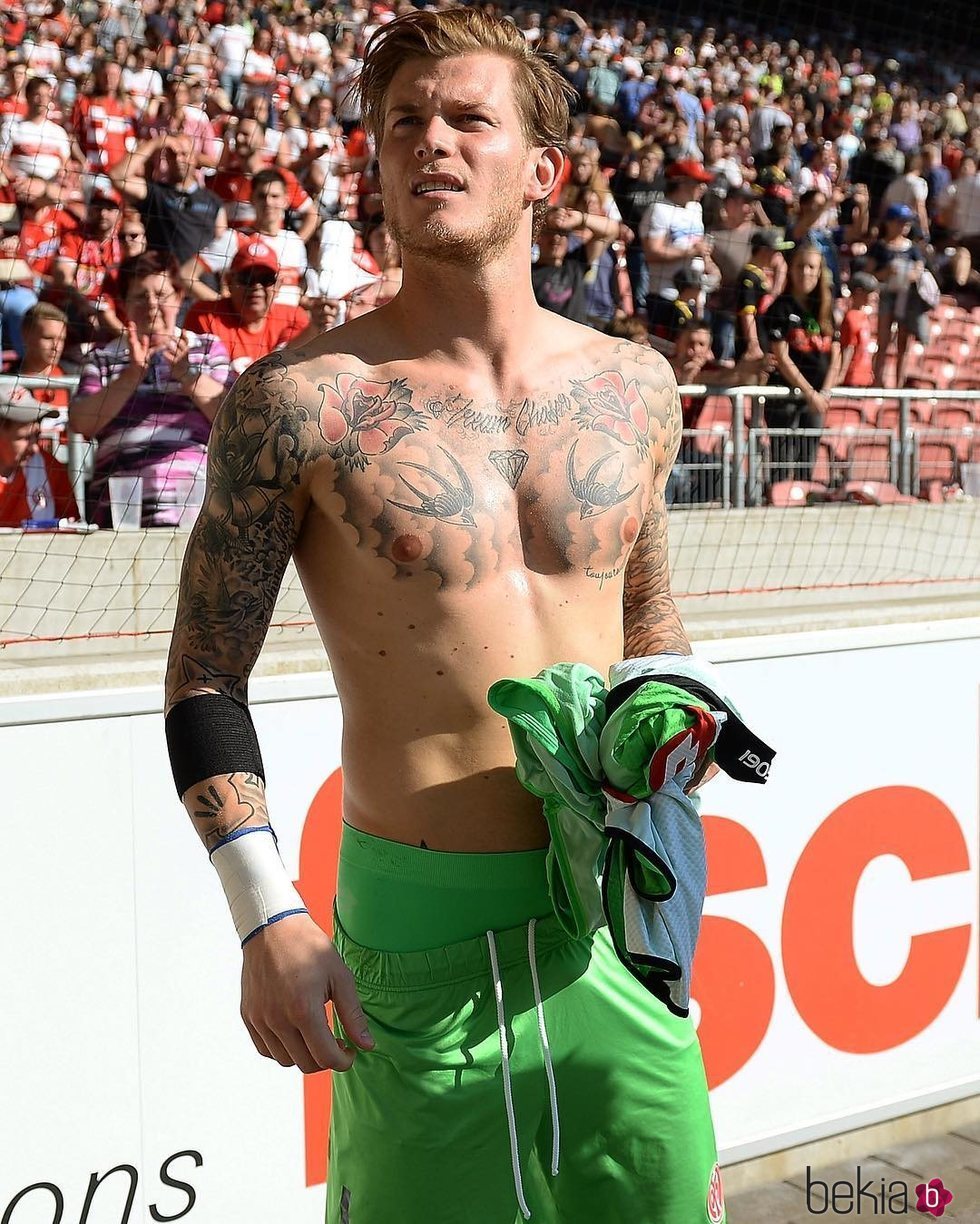 Loris Karius con el torso desnudo