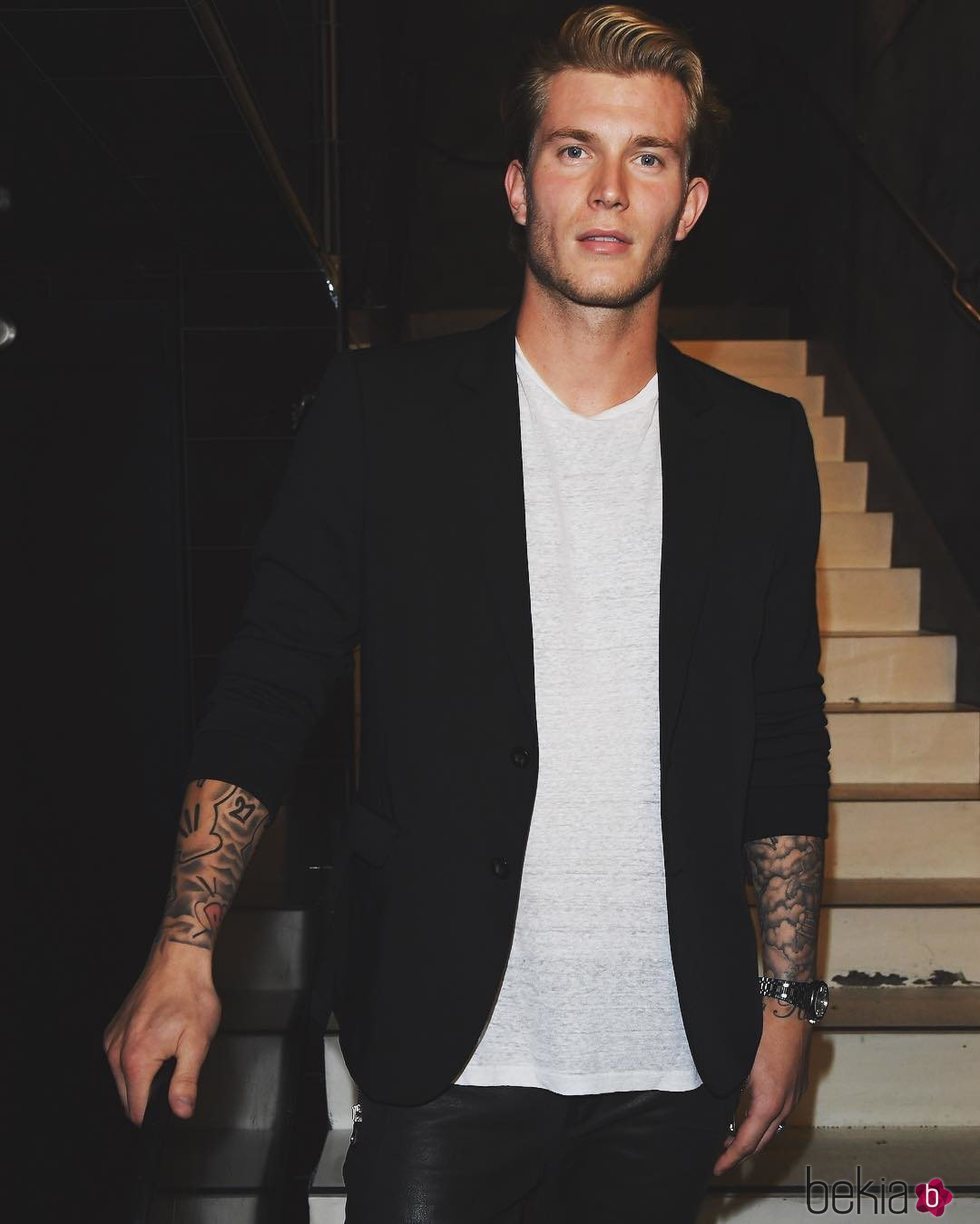 Loris Karius, elegante con una americana