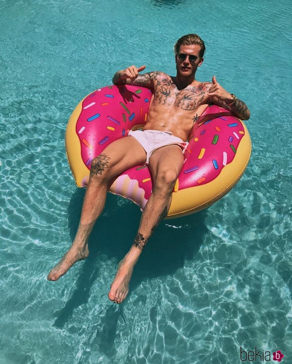 Loris Karius en la piscina