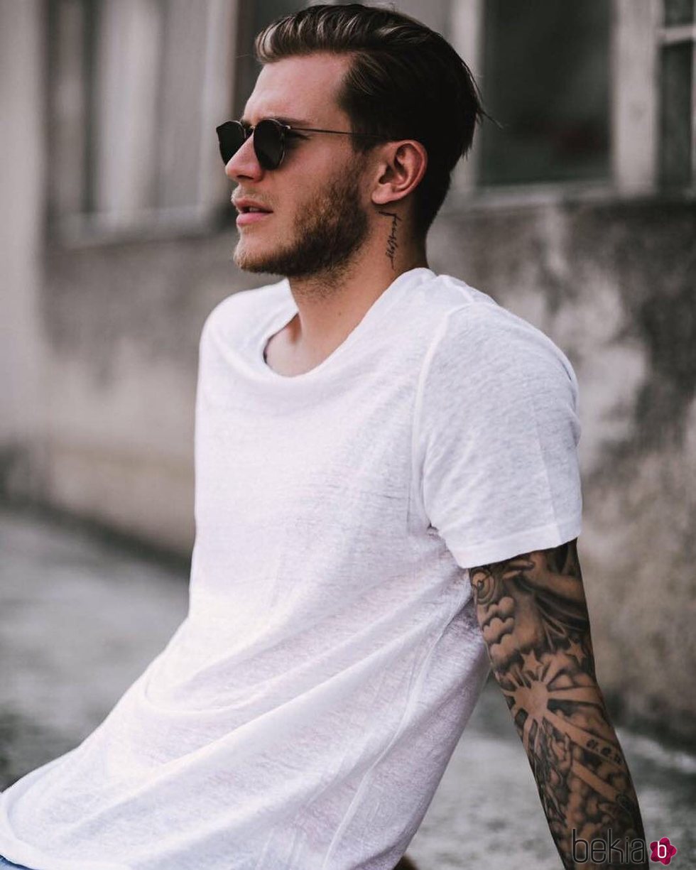 Loris Karius, derrochando sensualidad en gafas de sol