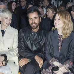 Michelle Williams, Justin Theroux y Emma Stone en un desfile en París