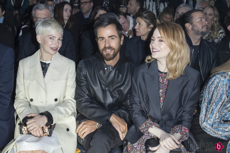 Michelle Williams, Justin Theroux y Emma Stone en un desfile en París