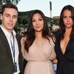 Los hermanos Ducruet posan junto a Marie Chevallier