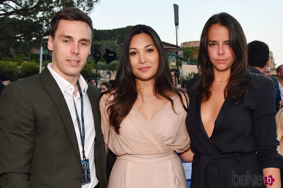 Los hermanos Ducruet posan junto a Marie Chevallier