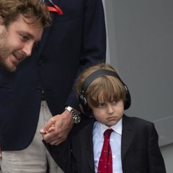 Sasha Casiraghi con unos cascos durante las carreras de Fórmula 1