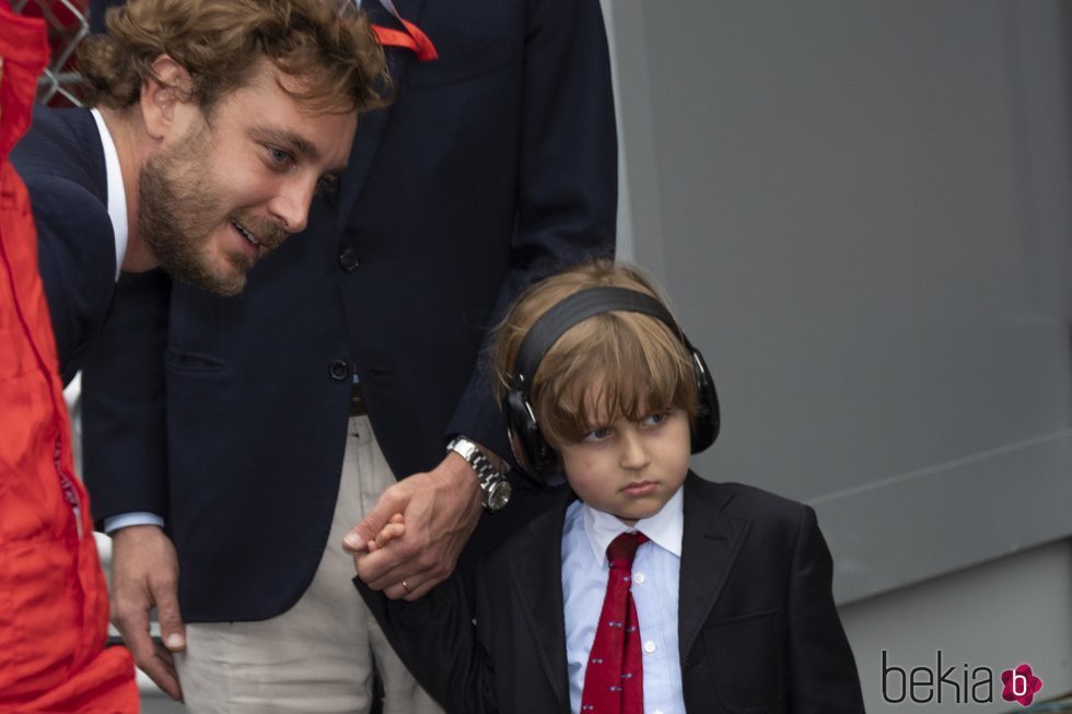 Sasha Casiraghi con unos cascos durante las carreras de Fórmula 1