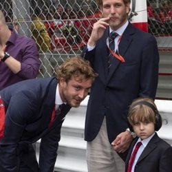 Pierre y Andrea Casiraghi disfrutando de la Fórmula 1 con el pequeño Sasha