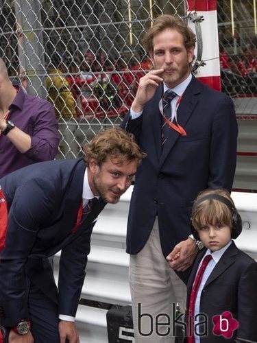 Pierre y Andrea Casiraghi disfrutando de la Fórmula 1 con el pequeño Sasha