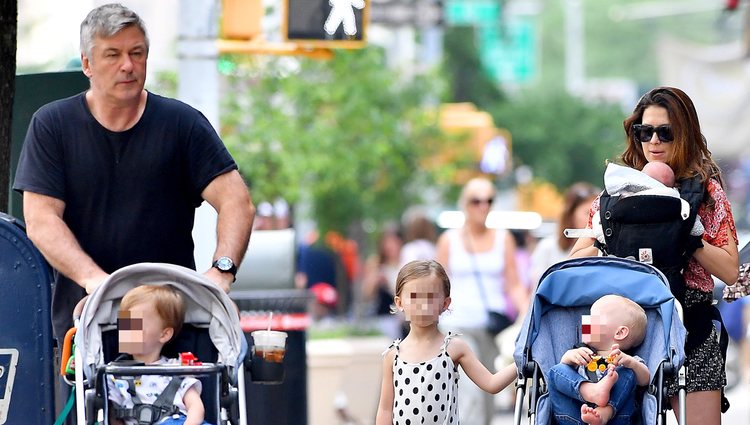 Alec Baldwin e Hilaria Thomas con sus cuatro hijos de paseo por Nueva York