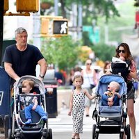 Alec Baldwin e Hilaria Thomas con sus cuatro hijos de paseo por Nueva York