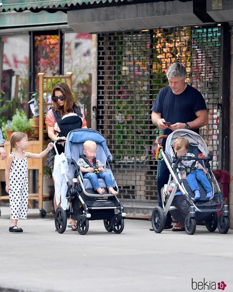 Alec Baldwin e Hilaria Thomas de paseo por Nueva York junto a sus cuatro hijos