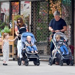 Alec Baldwin e Hilaria Thomas de paseo por Nueva York junto a sus cuatro hijos