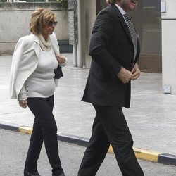 María Teresa campos y Bigote Arrocet en la capilla ardiente de María Dolores Pradera