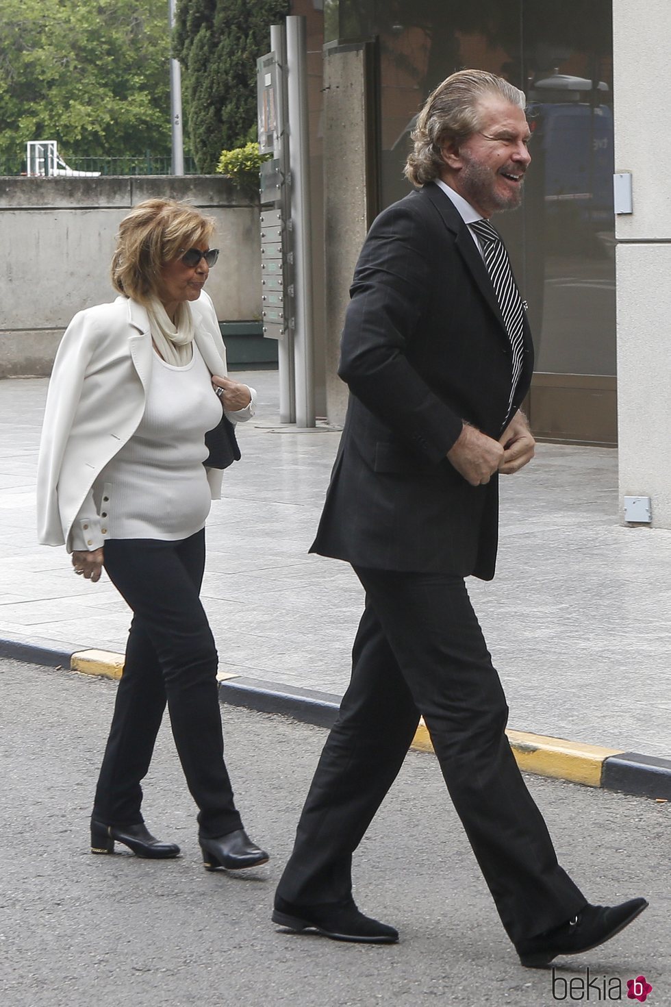 María Teresa campos y Bigote Arrocet en la capilla ardiente de María Dolores Pradera