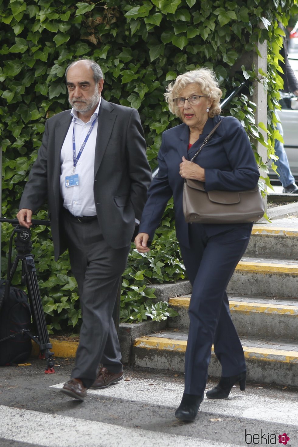 Manuela Carmena en la capilla ardiente de María Dolores Pradera