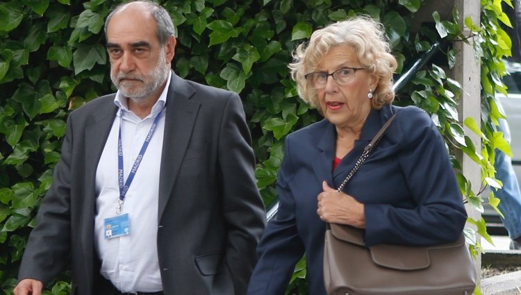 Manuela Carmena en la capilla ardiente de María Dolores Pradera