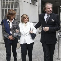 María Teresa Campos y Bigote Arrocet saliendo de la capilla ardiente de María Dolores Pradera