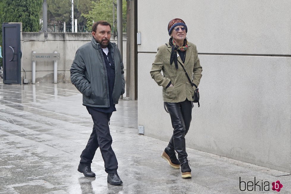 José Manuel Parada y Paco Clavel en la capilla ardiente de María Dolores Pradera